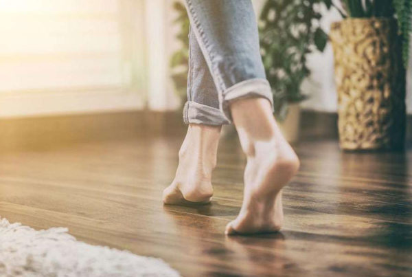 girl-walking-on-hardwood-floor-barefoot-1050x600-600x403.jpg