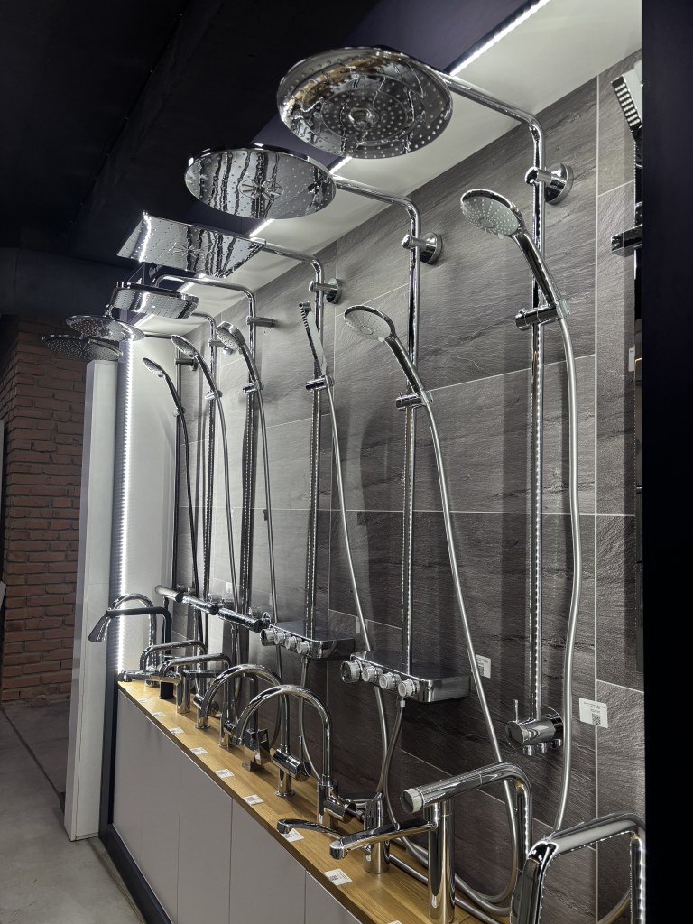 зручність у використанні сантехніки, крани для кухні Grohe, монтаж сантехніки Grohe, сантехніка для сучасного інтер'єру, автоматизовані системи Grohe, сантехніка для економії ресурсів